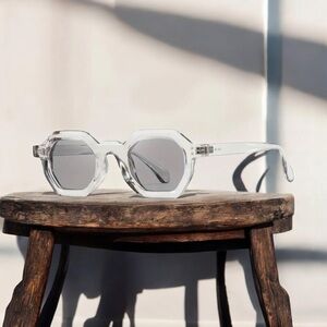 Brand new 😎 sunglasses 🕶️ sunnies with case